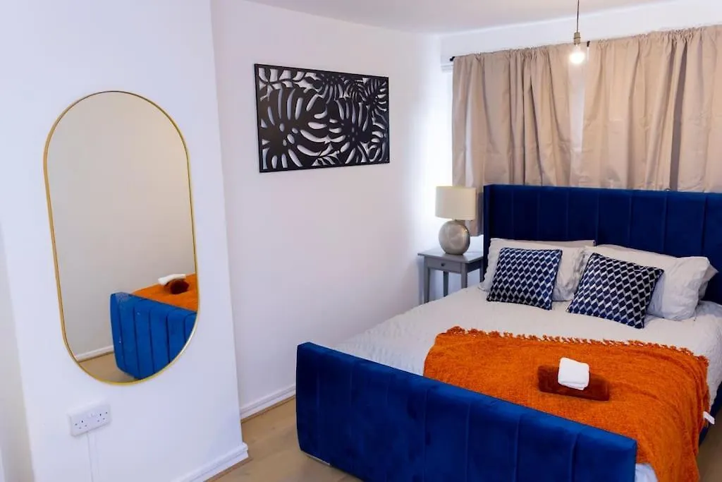 Beautiful 3 Bed House Next To Westfield London Apartment 0*,