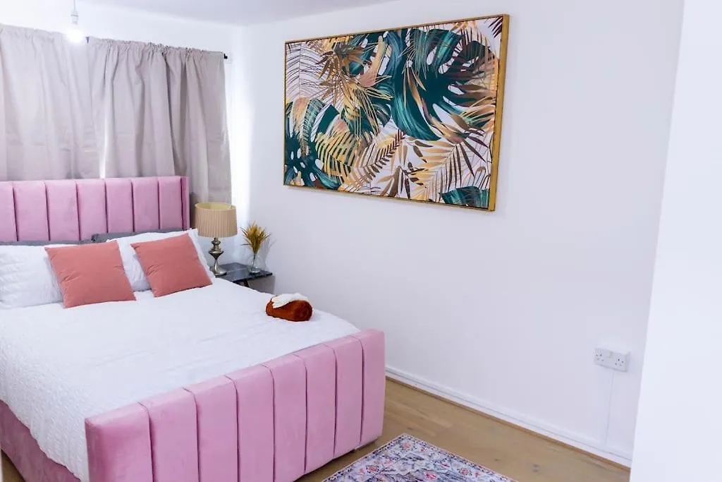 Beautiful 3 Bed House Next To Westfield London Apartment
