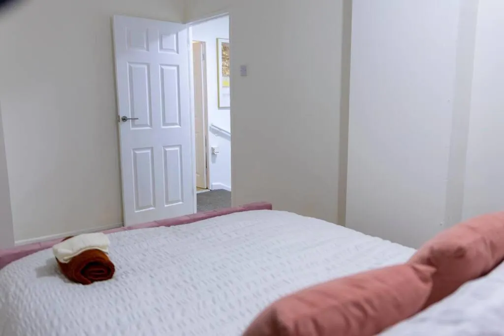 Beautiful 3 Bed House Next To Westfield London Apartment