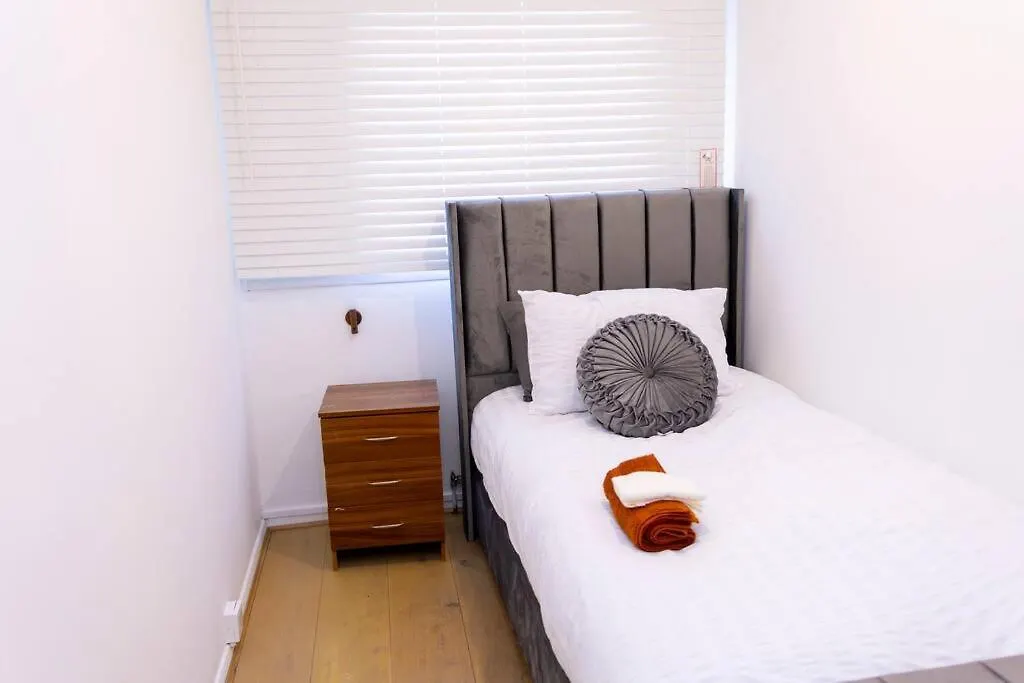 Beautiful 3 Bed House Next To Westfield London Apartment 0*,  United Kingdom