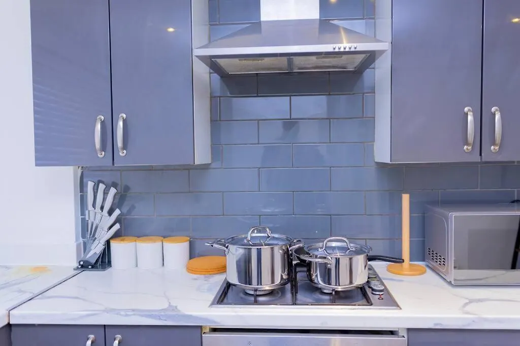 Beautiful 3 Bed House Next To Westfield London Apartment 0*,  United Kingdom
