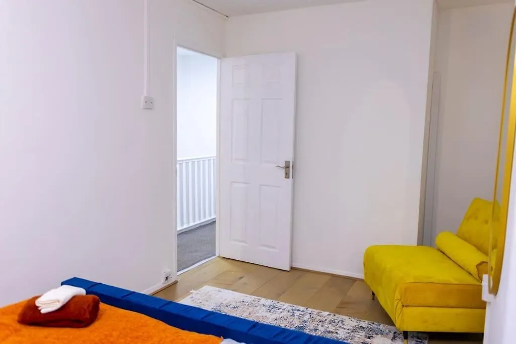 Beautiful 3 Bed House Next To Westfield London Apartment