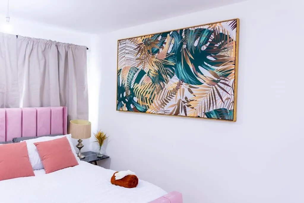 Beautiful 3 Bed House Next To Westfield London Apartment